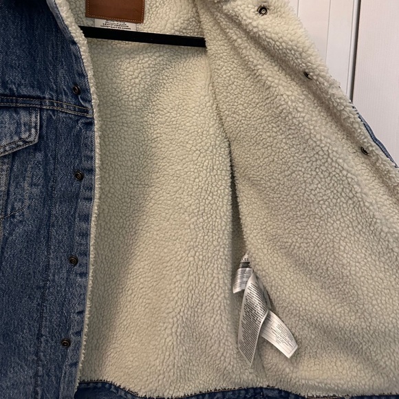 Women’s Levis Boyfriend Sherpa Denim Jacket - Medium - Picture 4 of 6